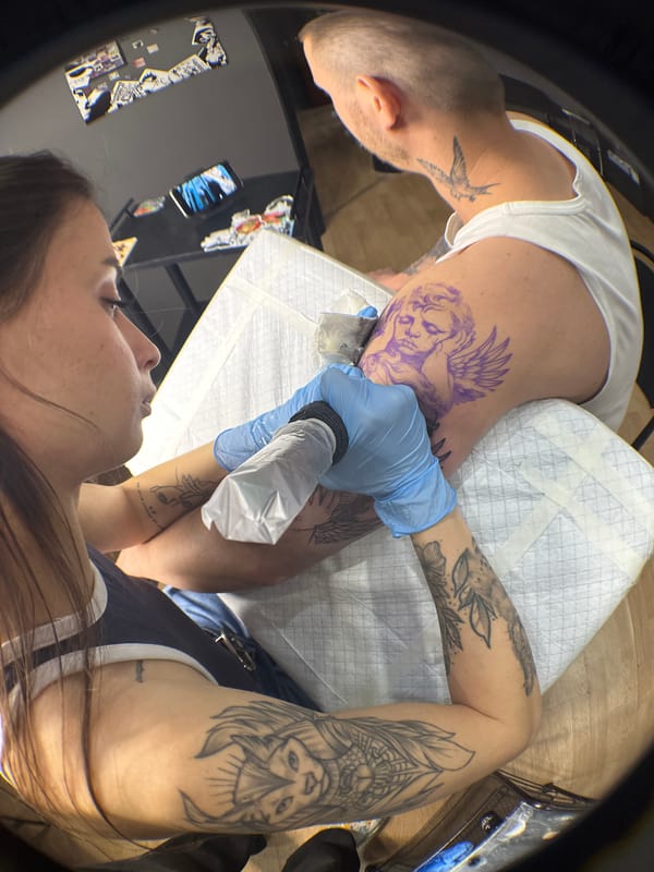 Tattoo artist creates winged design at Saratov studio