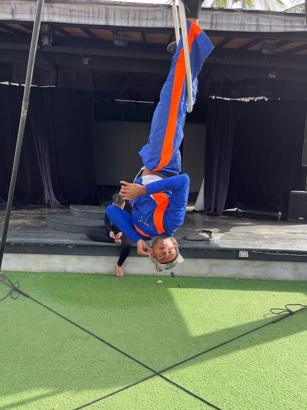 Aerial acrobatics training session documented in Porlamar, Venezuela