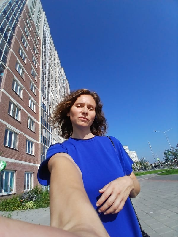 Casual afternoon on a Yekaterinburg residential walkway