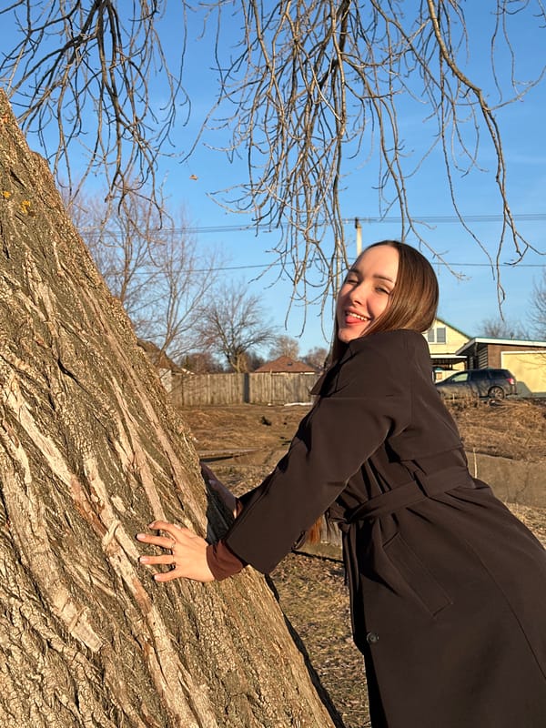 Woman poses for outdoor photo session in Chaikovsky, Russia