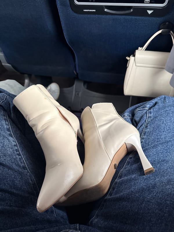 Passenger photographed with ankle boots aboard aircraft near Ocotlán