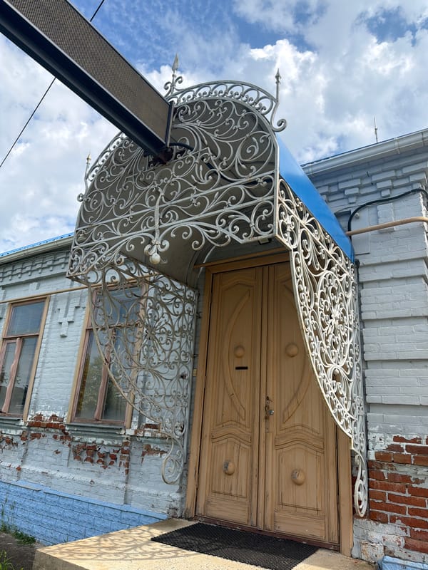 Street-level look at Leningradskaya's gardens, gates, and architecture