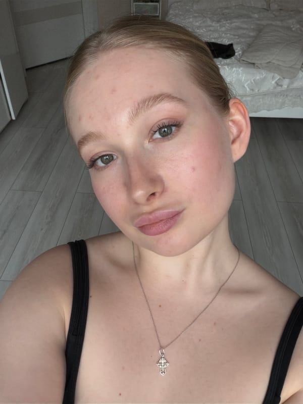 Woman takes mirror selfies in Rossiyskiy apartment with cat