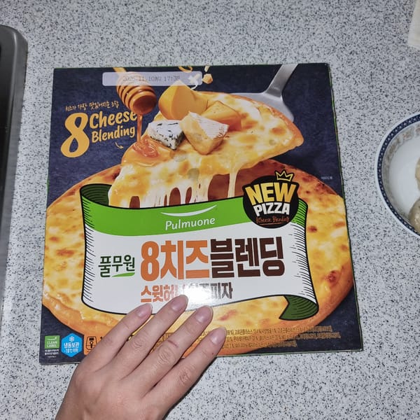 Pizza night and toddler antics in a Dunnae-myeon home