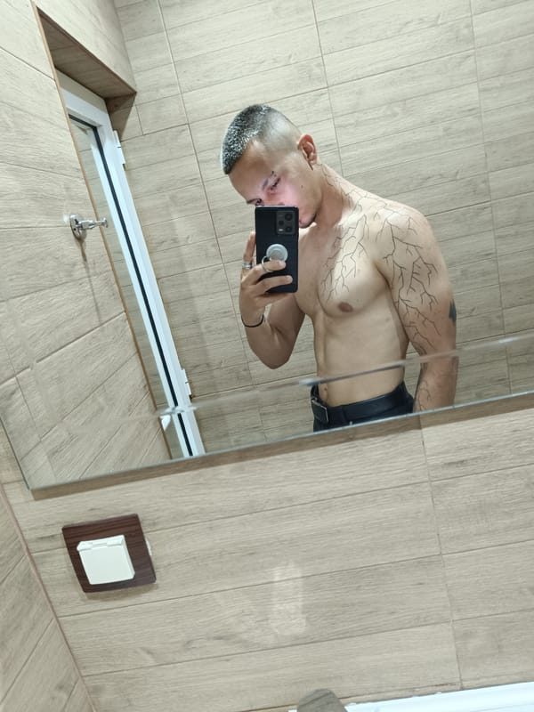 Man takes mirror selfie in Montana, Bulgaria