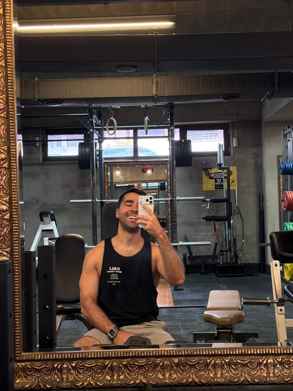 Man takes gym selfies in Tbilisi