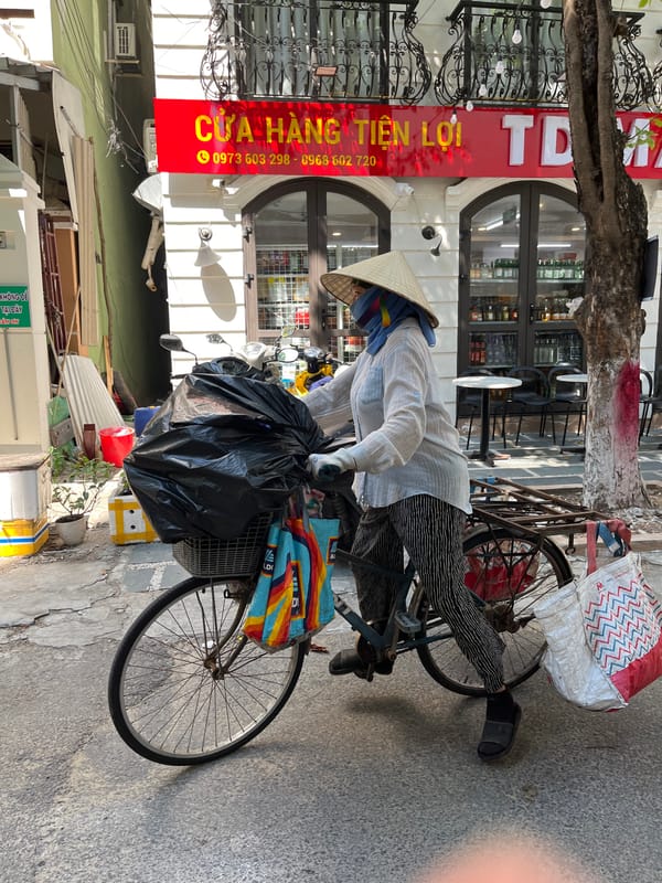Morning street life documented in Đà Nẵng, Vietnam