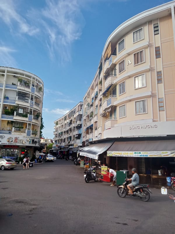 Morning street scenes captured in Nha Trang Ward, Vietnam