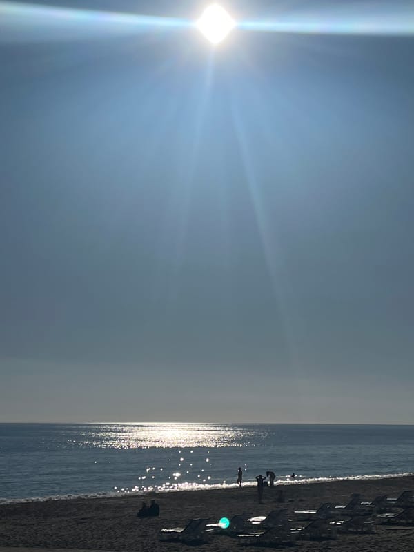 Sunny afternoon stroll documented along Alanya's Mediterranean coastline