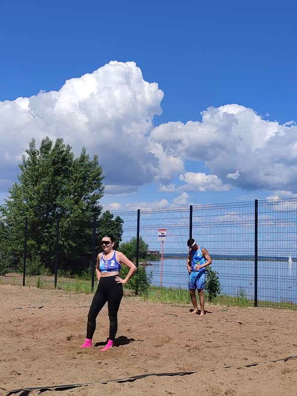 Beach volleyball game captured by witnesses over 3-hour span