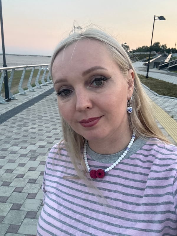 Selfies and sunset views along the Amur River promenade