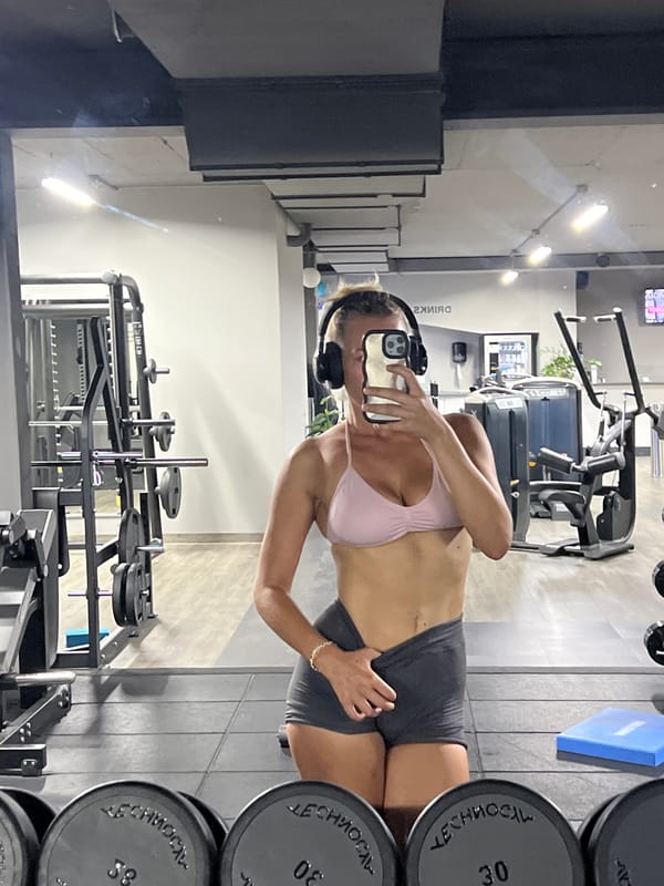 Gym mirror selfies in Mühldorf, same look, multiple takes