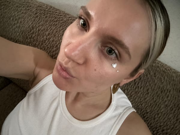 Casual moments documented in Esenyurt: selfies, cats, everyday life