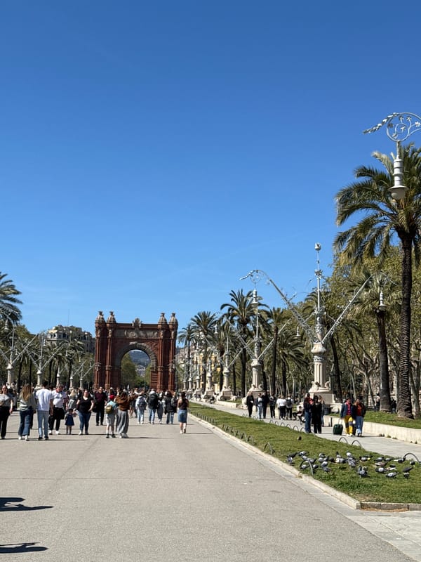 Quiet Sunday afternoon documented at Barcelona's Arc de Triomf