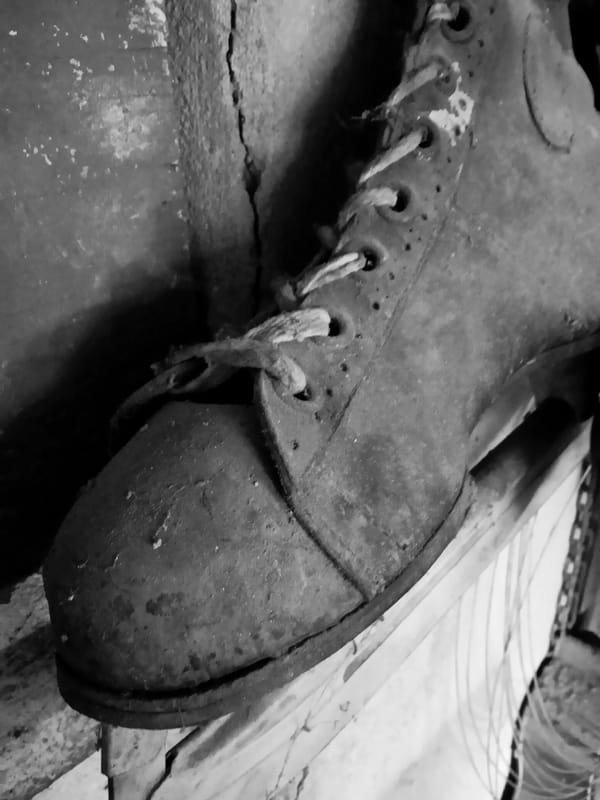 Documentary photography captures everyday objects in Venezuelan workshop spaces