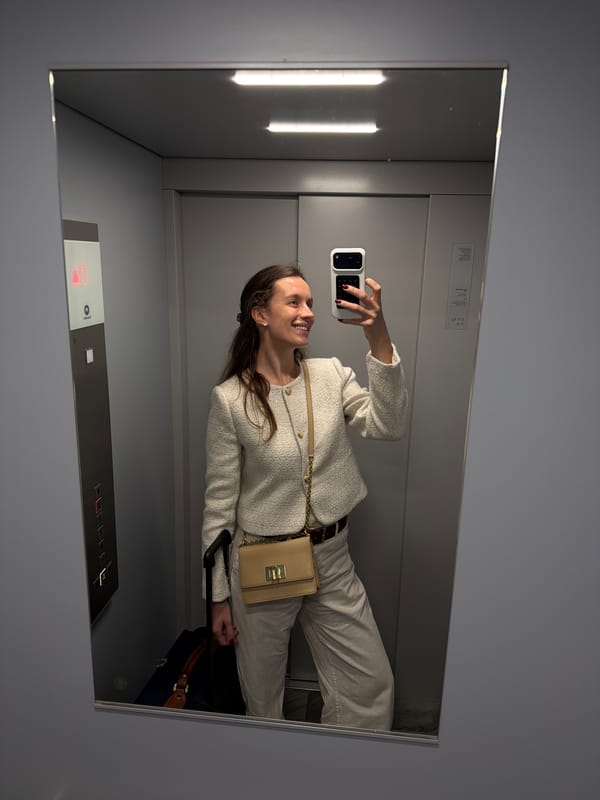 Woman documents hotel stay with selfies in Belgrade