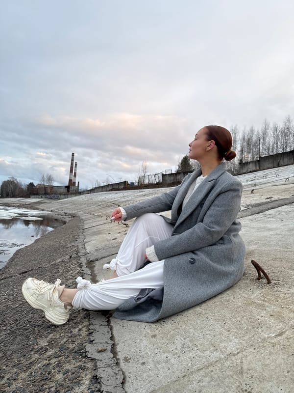 Outdoor photo session captured along icy waterfront in Chaikovsky