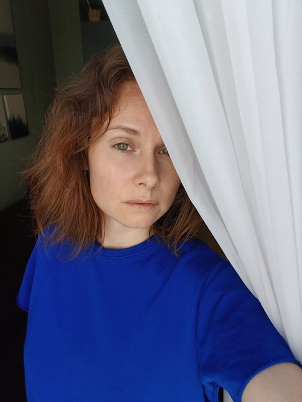 Bedroom selfie session in Yekaterinburg, yellow outfit, blue walls.