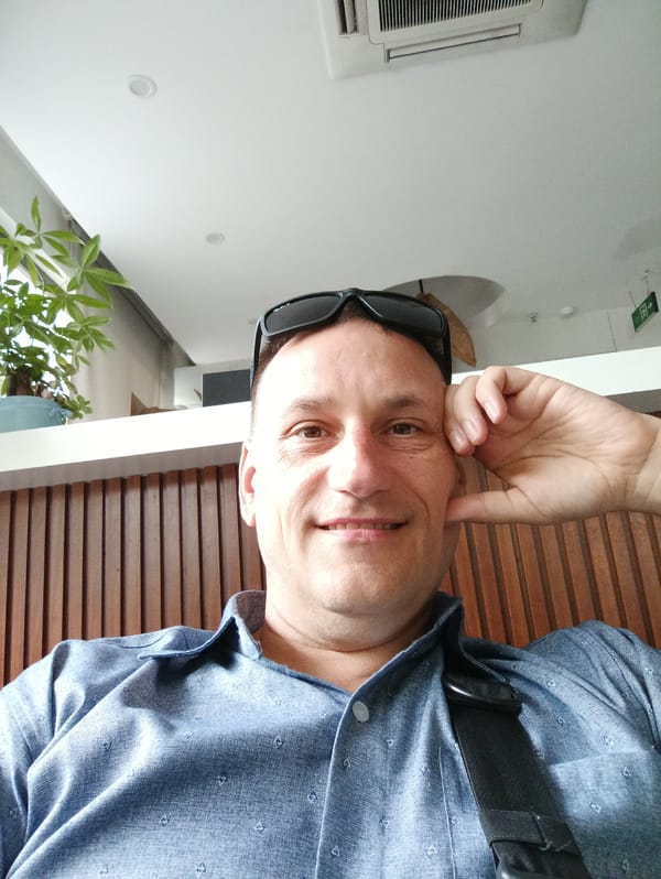 Chilling in a Đà Nẵng lounge, mid-morning downtime