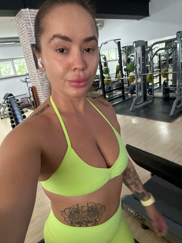 Gym workout selfies and treadmill run in Yuzhnouralsk