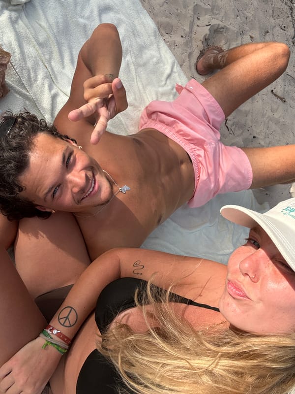 Couple captures hour-long beach vacation memories in Sainte-Anne, France