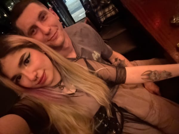 Couple photographed together at Tel Aviv bar early morning