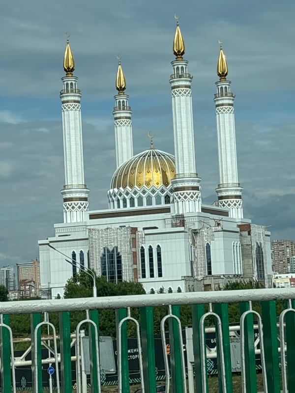 Lala Tulpan Mosque in Ufa, partly framed by construction fencing