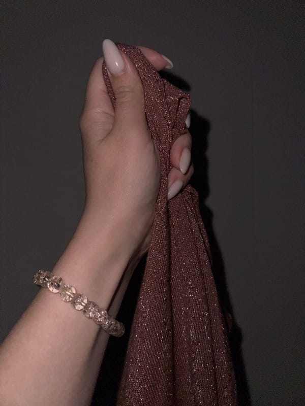 Personal accessories and flowers documented in Russian home