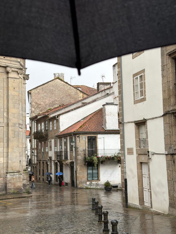 Rainy afternoon documented on Santiago de Compostela street