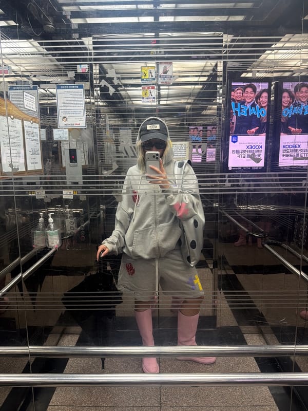 Seoul resident takes elevator selfies, shows off amethyst ring