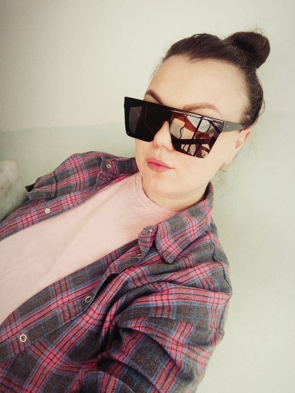 Woman documents hair salon visit in series of selfies