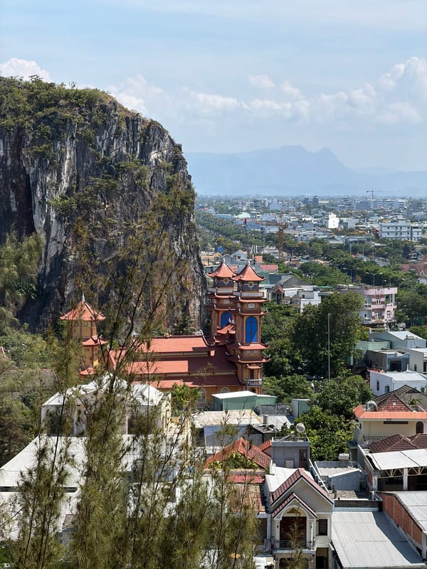 Morning scenes documented across Đà Nẵng pagodas and gardens