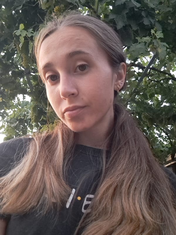 Casual summer evening at a Vypasne backyard with people and pets