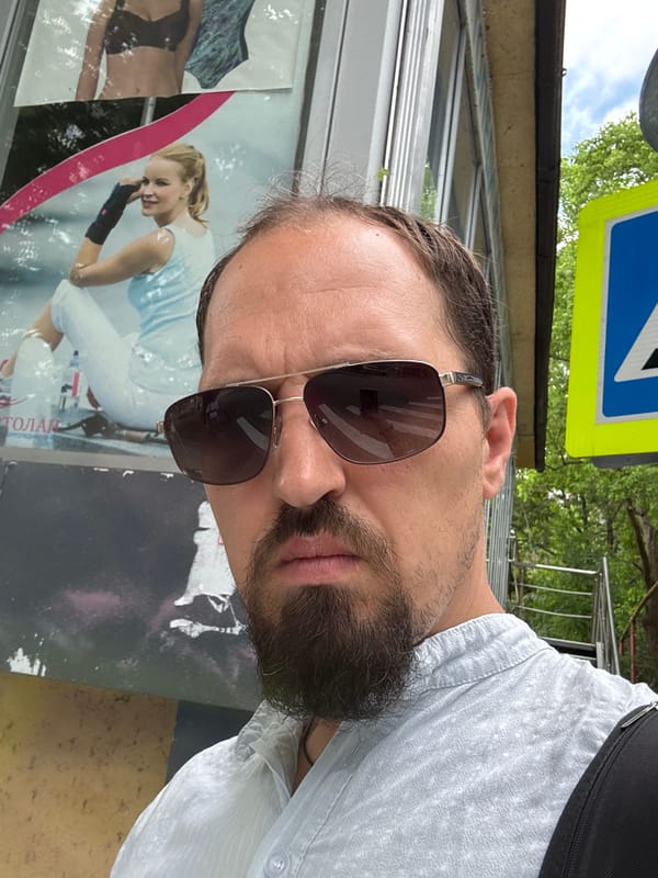 Afternoon stroll along a Sochi promenade, selfies and street scenes