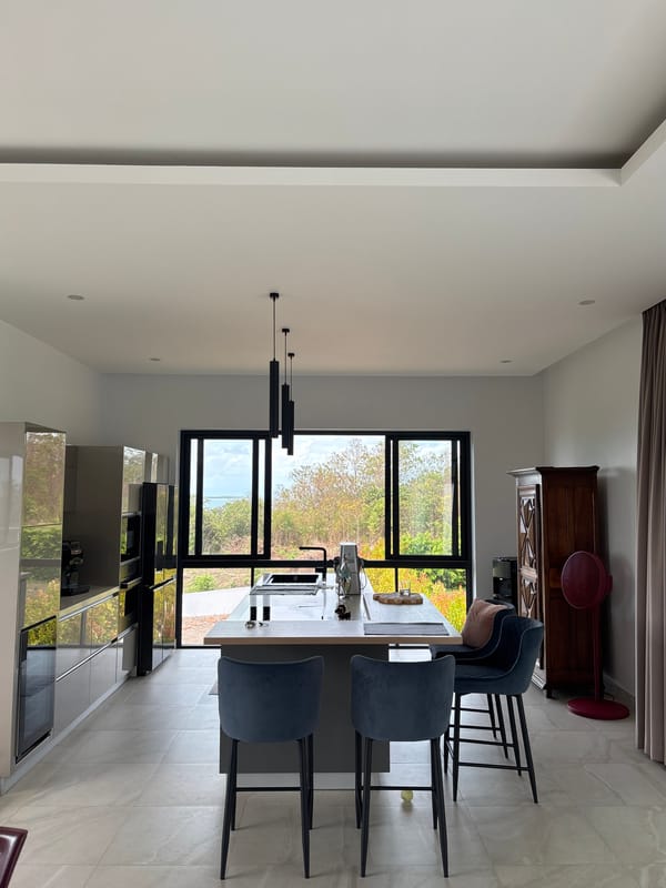 Luxury Thai residence documented in comprehensive three-minute visual survey