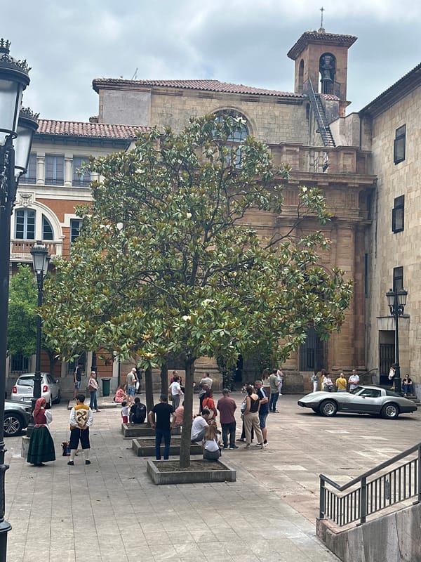 A midday stroll through Oviedo's city center at summer's start