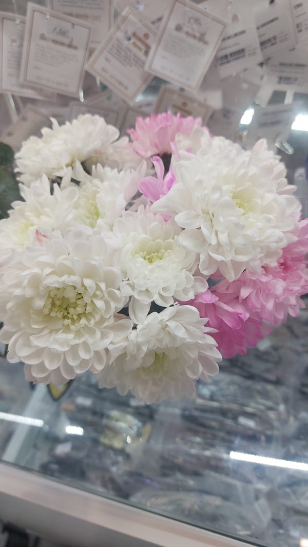 Chrysanthemum bouquet displayed in Novosibirsk retail setting