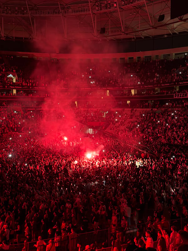 Concert draws thousands to Beşiktaş stadium with red lights, flares