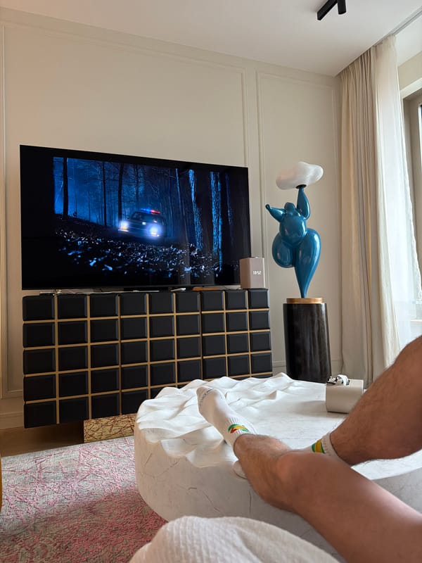 Quiet afternoon moments captured across Moscow homes and cityscape