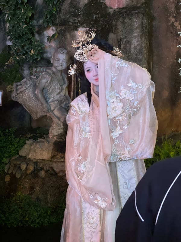 Nighttime cultural tourism and street life in Chongqing's Hongyadong