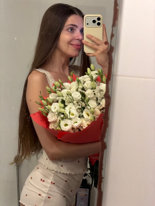 Mirror selfie with white rose bouquet in Rishon LeZion