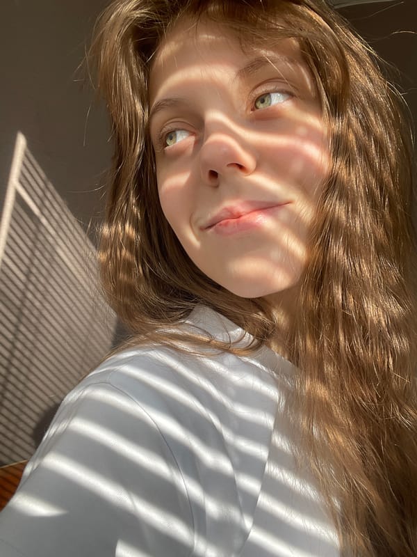 Quick selfie session in a sunny Ufa bedroom