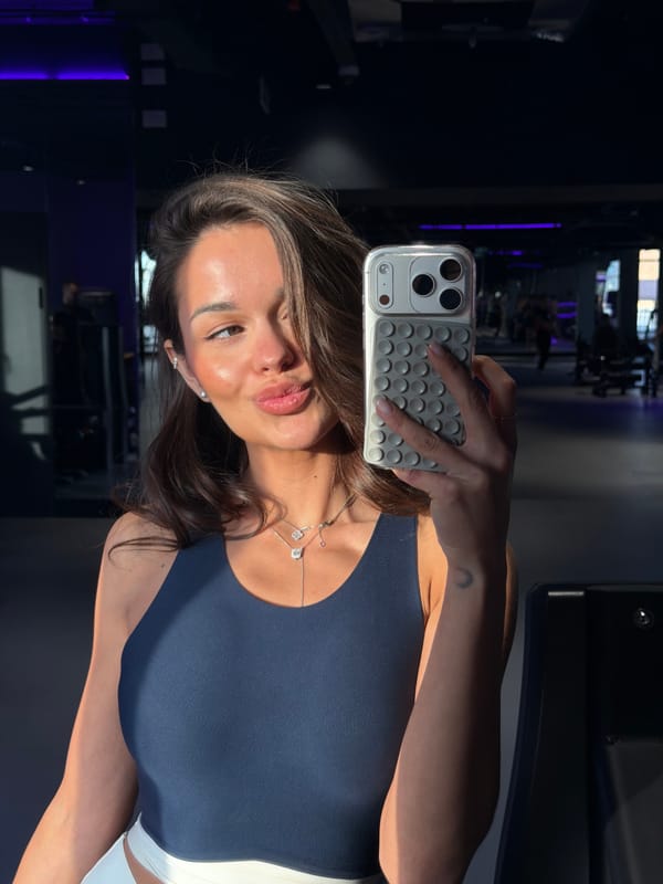Woman takes gym selfies in Krasnoyarsk fitness center