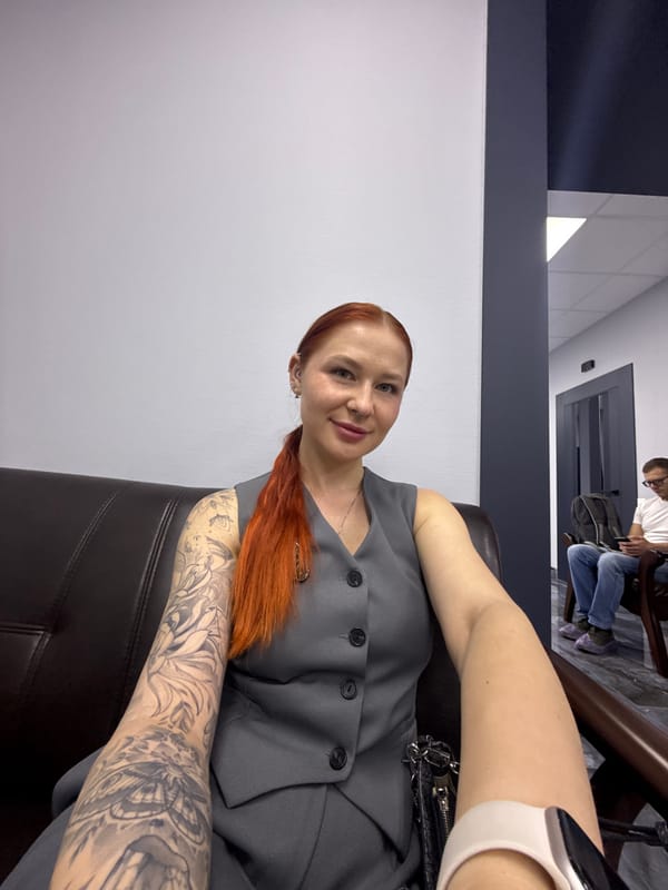 Tattooed woman with Guess handbag observed in Ovoshchnoy