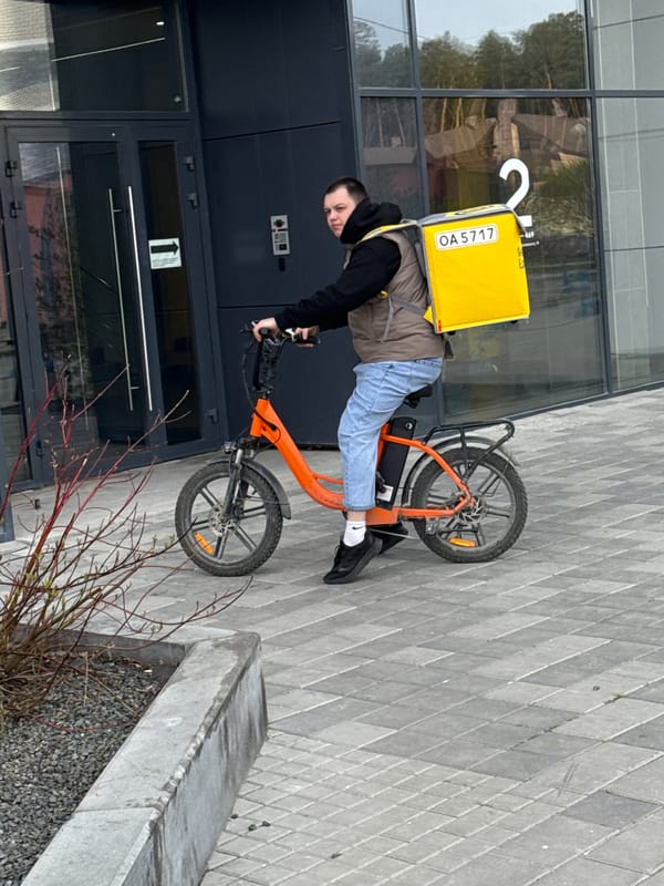 Delivery rider spotted with orange e-bike in Yekaterinburg