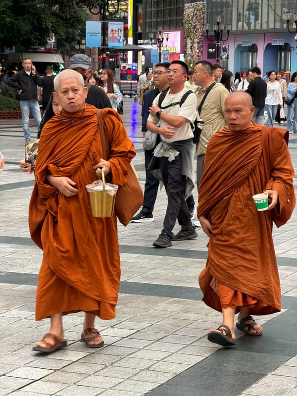 Daily life scenes captured across Yuzhong District Monday morning
