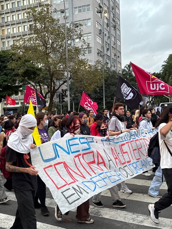 Student protesters march with UNE banners in São Paulo