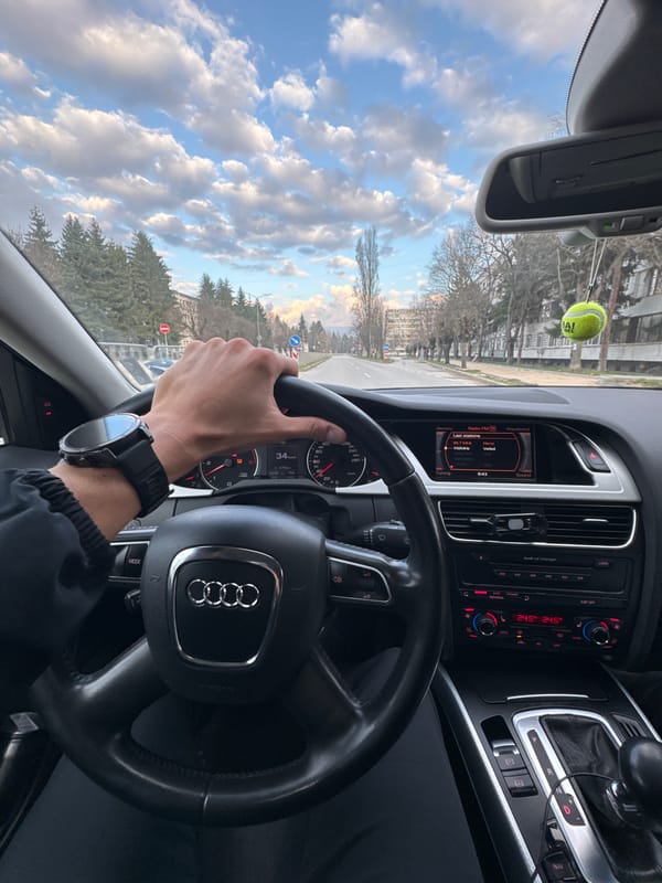 Driver spotted in Audi A4 interior in Sevlievo