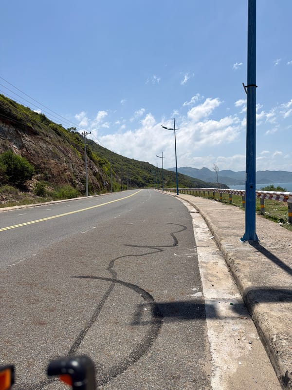 Morning coastal road views documented in Bac Nha Trang Ward