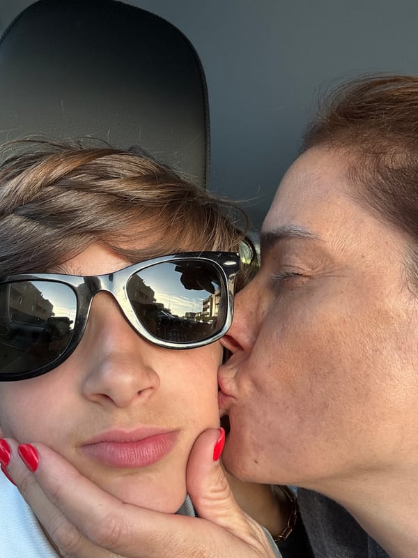 Intimate moment between generations captured in Vila Nova de Gaia